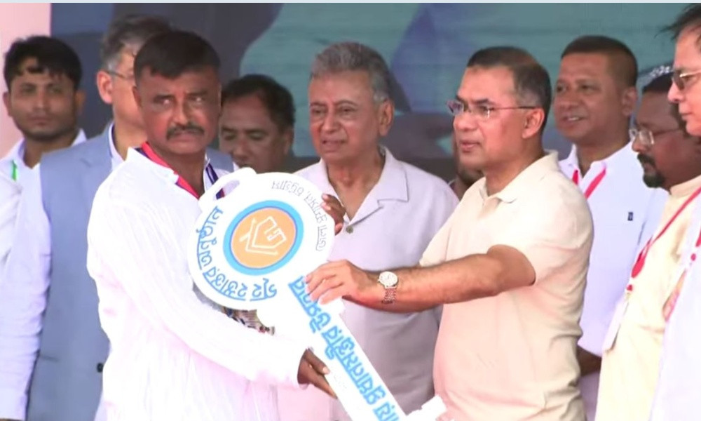 বন্যায় ক্ষতিগ্রস্তদের হাতে নতুন ঘরের চাবি তুলে দিলেন প্রধানমন্ত্রী