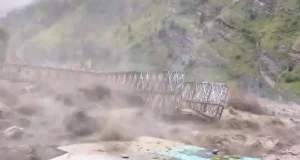 নিমিষেই ধসে পড়েছে একটি বিশাল সেতু