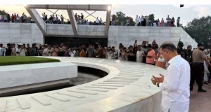 রাষ্ট্রপতি নির্বাচন শেষে মা-বাবার কবর জিয়ারত করলেন প্রধানমন্ত্রী তারেক রহমান