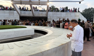 রাষ্ট্রপতি নির্বাচন শেষে মা-বাবার কবর জিয়ারত করলেন প্রধানমন্ত্রী