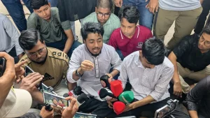 ৭ কলেজের সব সেশন সেন্ট্রাল ইউনিভার্সিটিতে অন্তর্ভুক্তির দাবিতে অবস্থান