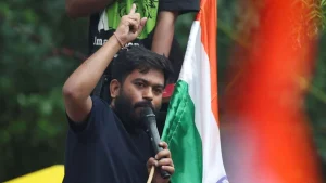 ‘ভারতে গোয়ালঘরে’ স্কুল দেখতে গিয়ে হামলার শিকার ককরোচ পার্টি