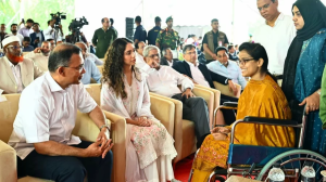 প্রধানমন্ত্রীকে কাছে পেয়ে আপ্লুত জুলাই যোদ্ধা মিতু, খোঁজ নেওয়ায় জানালেন ধন্যবাদ