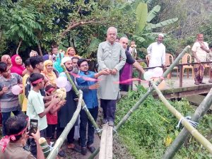 লাল ফিতা কেটে বাঁশের সাঁকো উদ্বোধন করলেন বিএনপি নেতা
