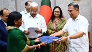 চা-শ্রমিকদের সুরক্ষায় ২০ হাজার রেইনকোট বিতরণ শুরু
