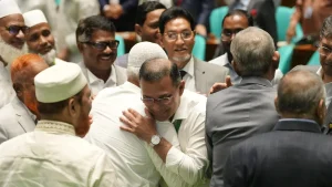 প্রধানমন্ত্রী ও বিরোধীদলীয় নেতার কোলাকুলি, রাজনীতির উত্তাপ ছাপিয়ে সৌহার্দ্যেতা
