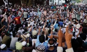 দাবি আদায়ে শহীদ মিনারে অবস্থান কর্মসূচিতে শিক্ষক-কর্মচারীরা