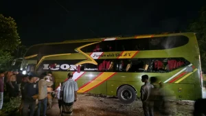 কক্সবাজার থেকে ঢাকাগামী বাসে আগুন, জানালার কাচ ভেঙে ৩০ যাত্রী উদ্ধার