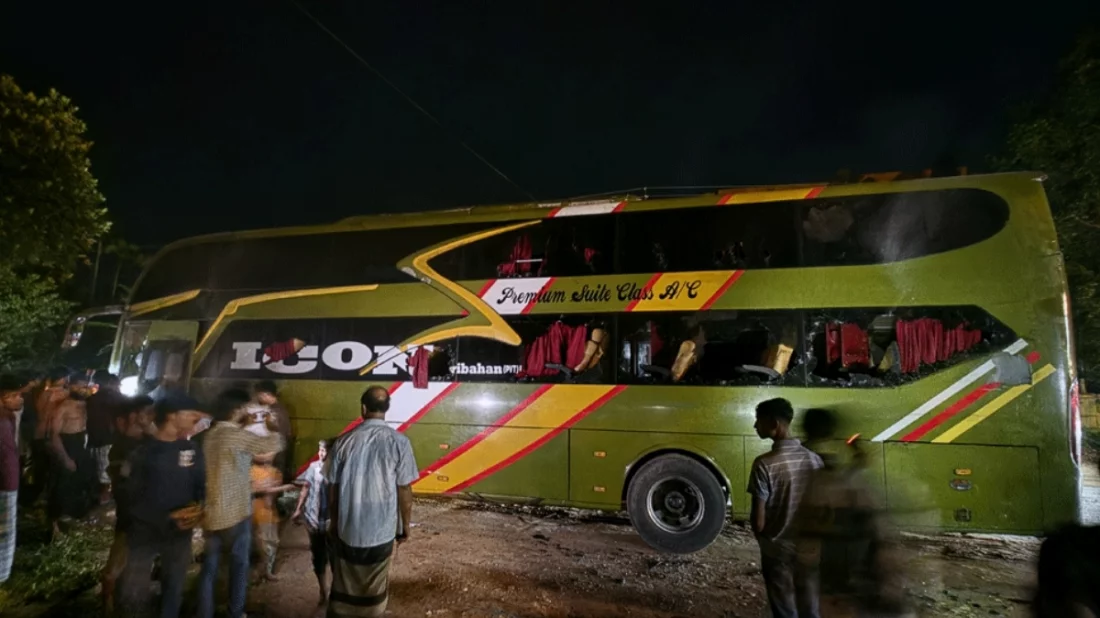 কক্সবাজার থেকে ঢাকাগামী বাসে আগুন, জানালার কাচ ভেঙে ৩০ যাত্রী উদ্ধার