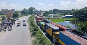 ঢাকা-চট্টগ্রাম মহাসড়কে দীর্ঘ যানজটে আটকে অ্যাম্বুলেন্সেই প্রাণ গেল রোগীর