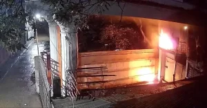 নওফেলের বাসভবনে বোমাসদৃশ বস্তু নিক্ষেপ করে আগুন দেওয়ার চেষ্টা