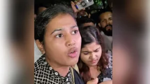 ধানমন্ডিতে শ্রদ্ধা জানাতে গিয়ে আটক দুই তরুণী, ৬ মাস আগের মামলায় গ্রেপ্তার দেখাল পুলিশ