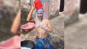 বউ প্রেমিকের বাড়িতে অনশনে, দুধ দিয়ে গোসল করে সম্পর্কের ইতি টানলেন স্বামী