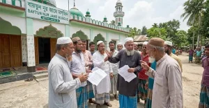 মাসিক সম্মানীর তালিকায় জামায়াত নেতার নাম, প্রকৃত ইমাম-খাদেমরাই বাদ!