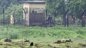 এক বাংলাদেশিকে ধরে নিয়ে যাওয়ায় দুই ভারতীয়কে আটক করল গ্রামবাসী