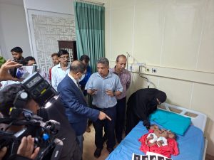পেট জোড়া লাগানো ২ শিশুকে দেখতে গেলেন স্বাস্থ্যমন্ত্রী, চিকিৎসা শুরু সরকারি খরচে