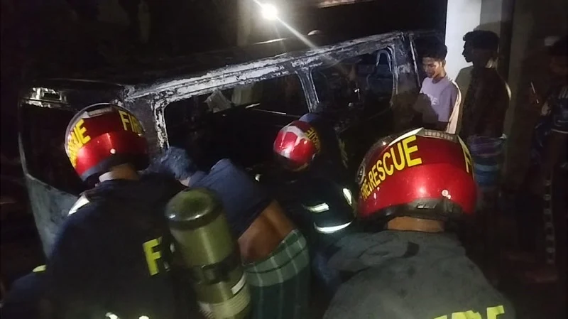 সাতক্ষীরা মেডিকেল কলেজ হাসপাতালের অ্যাম্বুলেন্সে আগুন