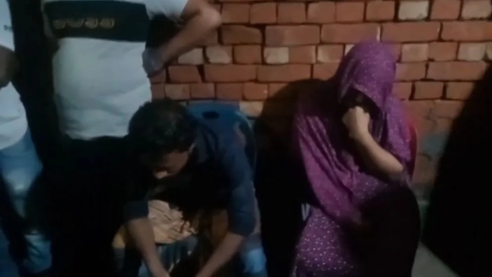 এবার সাতক্ষীরায় নারীর ঘরে আপত্তিকর অবস্থায় আটক জামায়াত কর্মী