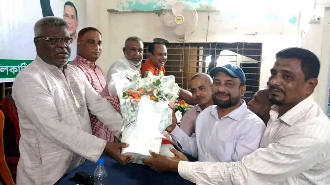 বিএনপির সভায় ফুল দিয়ে শুভেচ্ছা জানালেন আ.লীগ নেতা