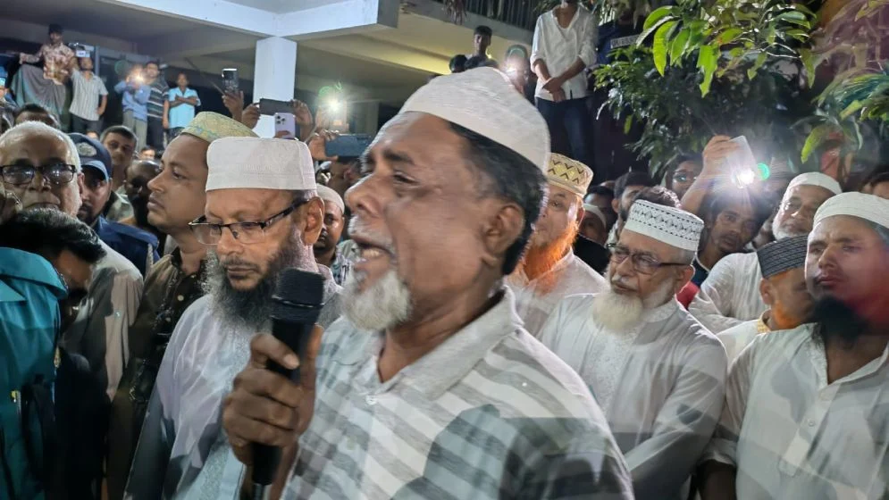 কোটালীপাড়ায় প্যারোলে মুক্তি পেয়ে বাবার জানাজায় আ. লীগ নেতা