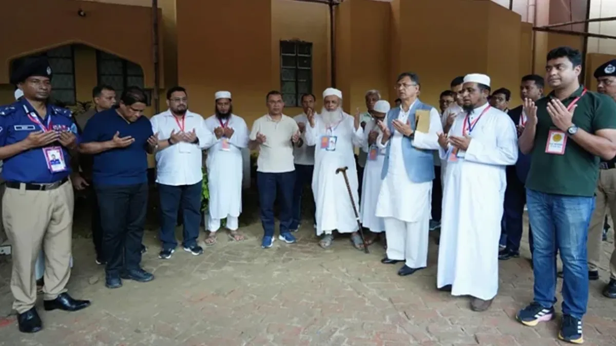 হেফাজতের প্রতিষ্ঠাতা আল্লামা শফীর কবর জিয়ারত করলেন প্রধানমন্ত্রী