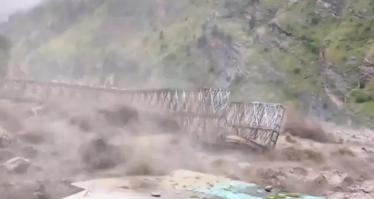 নিমিষেই ধসে পড়েছে একটি বিশাল সেতু