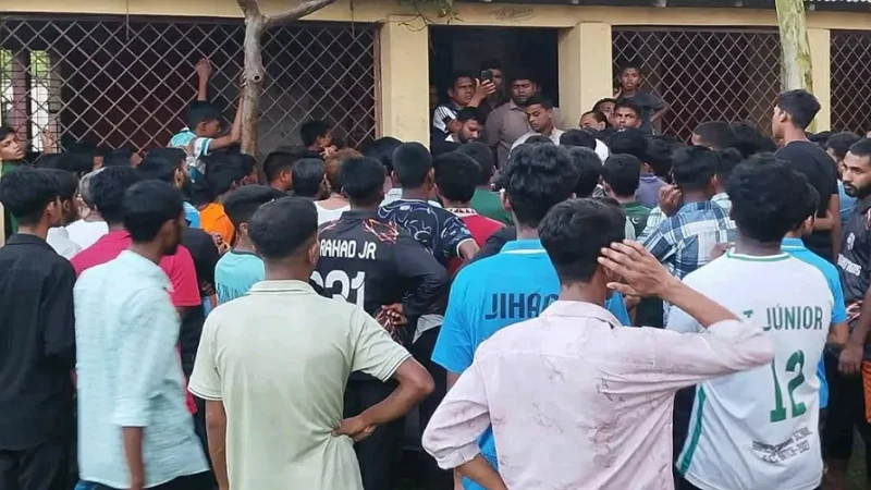 ৭৮ জনের মধ্যে ৫৭ ফেল, স্কুলে তালা দিয়ে শিক্ষকদের অবরুদ্ধ, দিতে হলো মুচলেকা