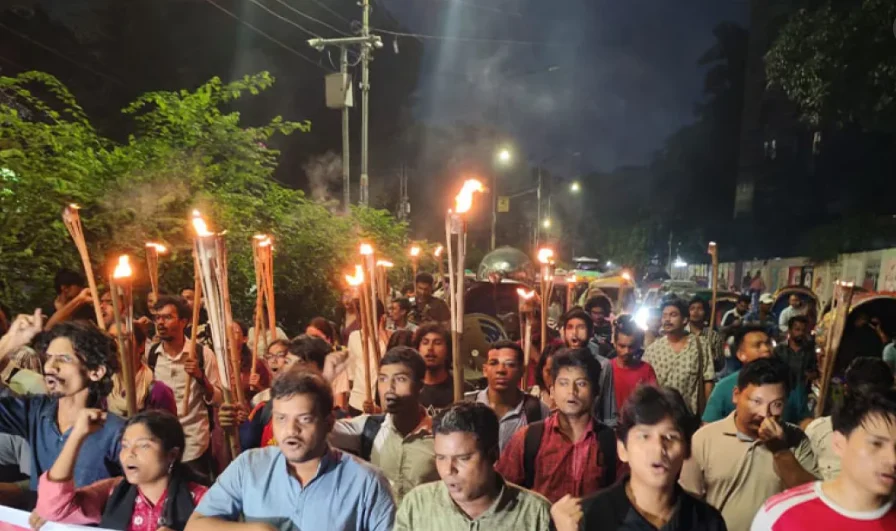 গ্যাস-বিদ্যুৎ সংকট নিরসনে ঢাবিতে গণতান্ত্রিক ছাত্রজোটের মশাল মিছিল