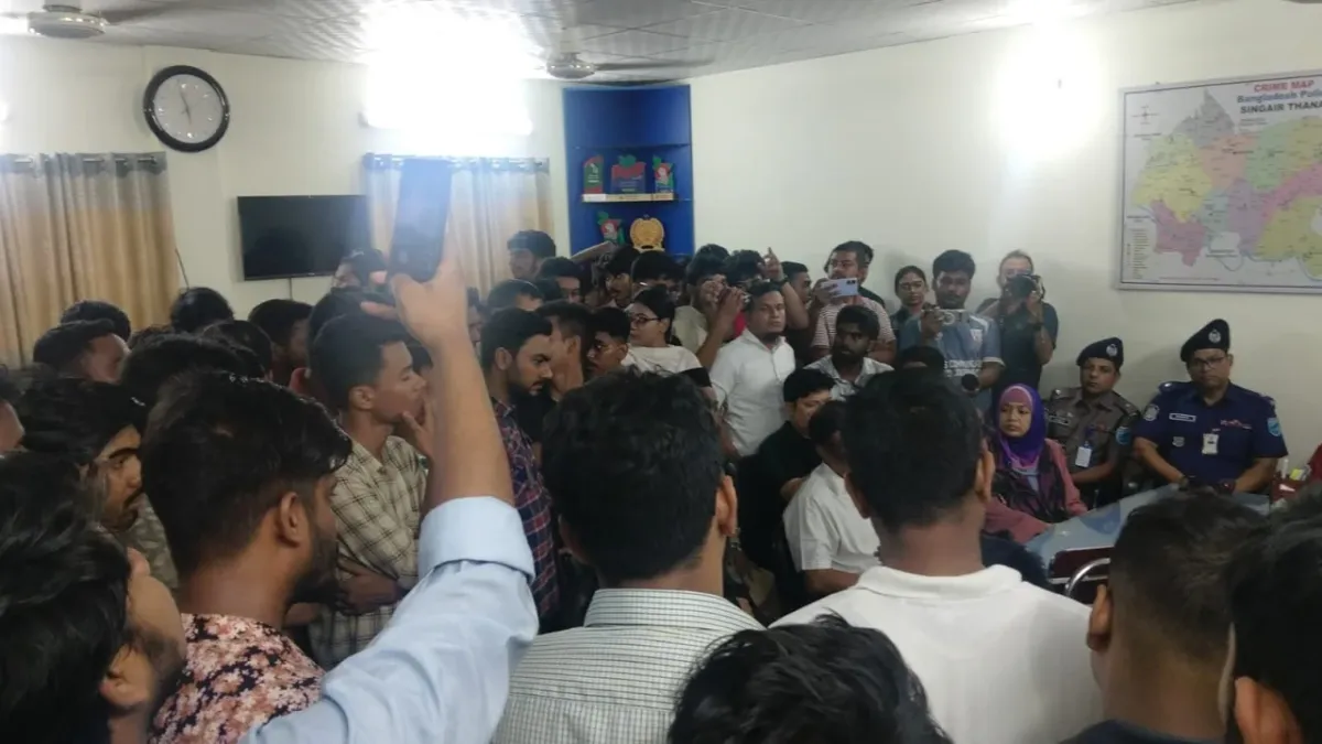 জবির বাসে হামলা: ২৪ ঘণ্টার মধ্যে জড়িতদের গ্রেপ্তারের দাবি উপাচার্যের