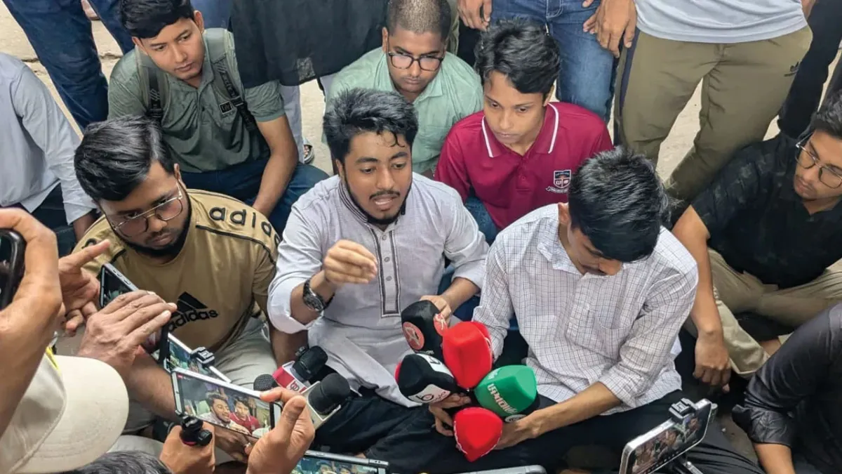 ৭ কলেজের সব সেশন সেন্ট্রাল ইউনিভার্সিটিতে অন্তর্ভুক্তির দাবিতে অবস্থান