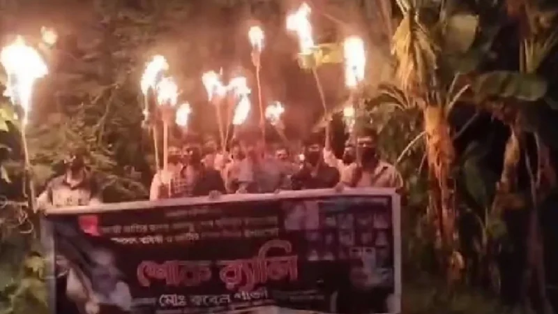 পটুয়াখালীতে রাতের আঁধারে নিষিদ্ধ ছাত্রলীগের মশাল মিছিল