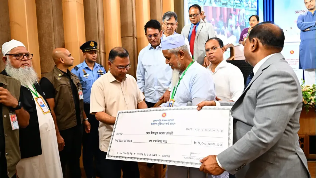 অসুস্থ শিক্ষকের কাছে নিচে নেমে গেলেন প্রধানমন্ত্রী, তুলে দিলেন অবসর ভাতা