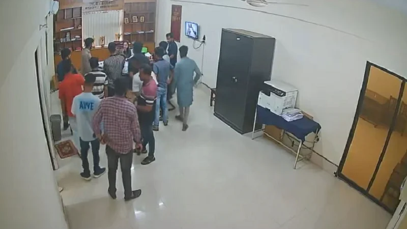 বঙ্গবন্ধুকে শ্রদ্ধা জানিয়ে পোস্ট, ইবি শিক্ষক-কর্মকর্তাদের ওপর হামলার অভিযোগ