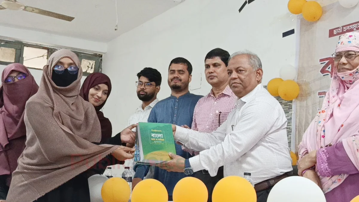 চবির নারী হলগুলোতে চাকসুর ৬০ হাজার টাকার বই বিতরণ