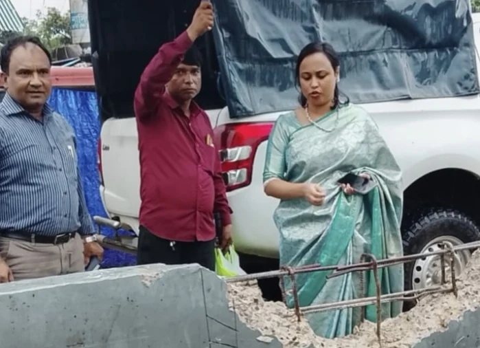 কোর্টবাজারে ডিভাইডার ভাঙার চেষ্টা, ঘটনাস্থলে ইউএনও