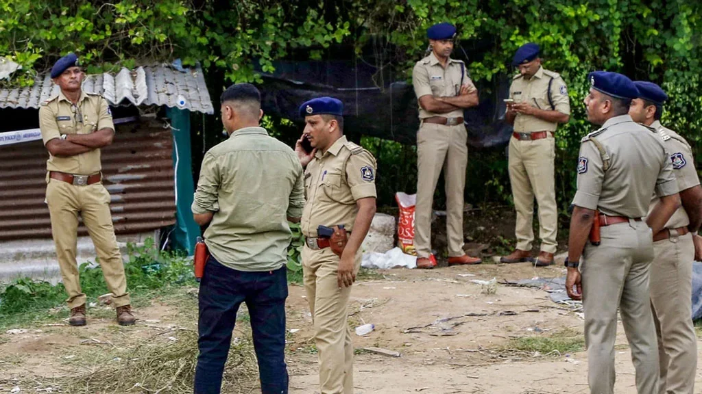 ভারতে ২ ছাত্রীকে মূত্র মেশানো পানি পান করাল ছাত্র, প্রধান শিক্ষক বললেন—‘চকলেট খাও ভালো লাগবে’