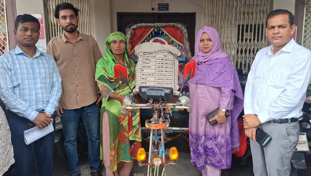 ৩ মেয়েকে নিয়ে রিকশার হ্যান্ডেলে হেলেনার জীবনযুদ্ধ, সহায়তা ইউএনও’র