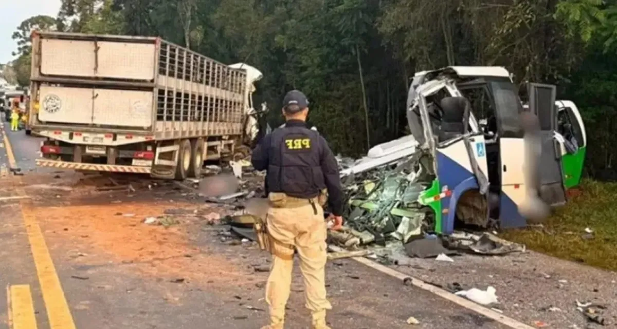 যাত্রীবাহী মিনিবাস ও লরির মুখোমুখি সংঘর্ষে অন্তত ২৩ জনের মৃত্যু
