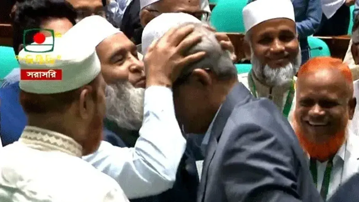 নবনির্বাচিত রাষ্ট্রপতির কপালে চুমু দিলেন জামায়াতের নায়েবে আমির