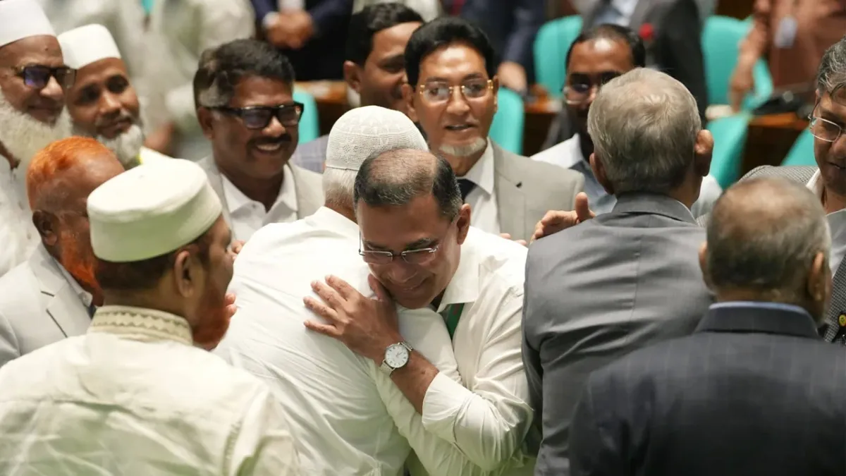প্রধানমন্ত্রী ও বিরোধীদলীয় নেতার কোলাকুলি, রাজনীতির উত্তাপ ছাপিয়ে সৌহার্দ্যেতা