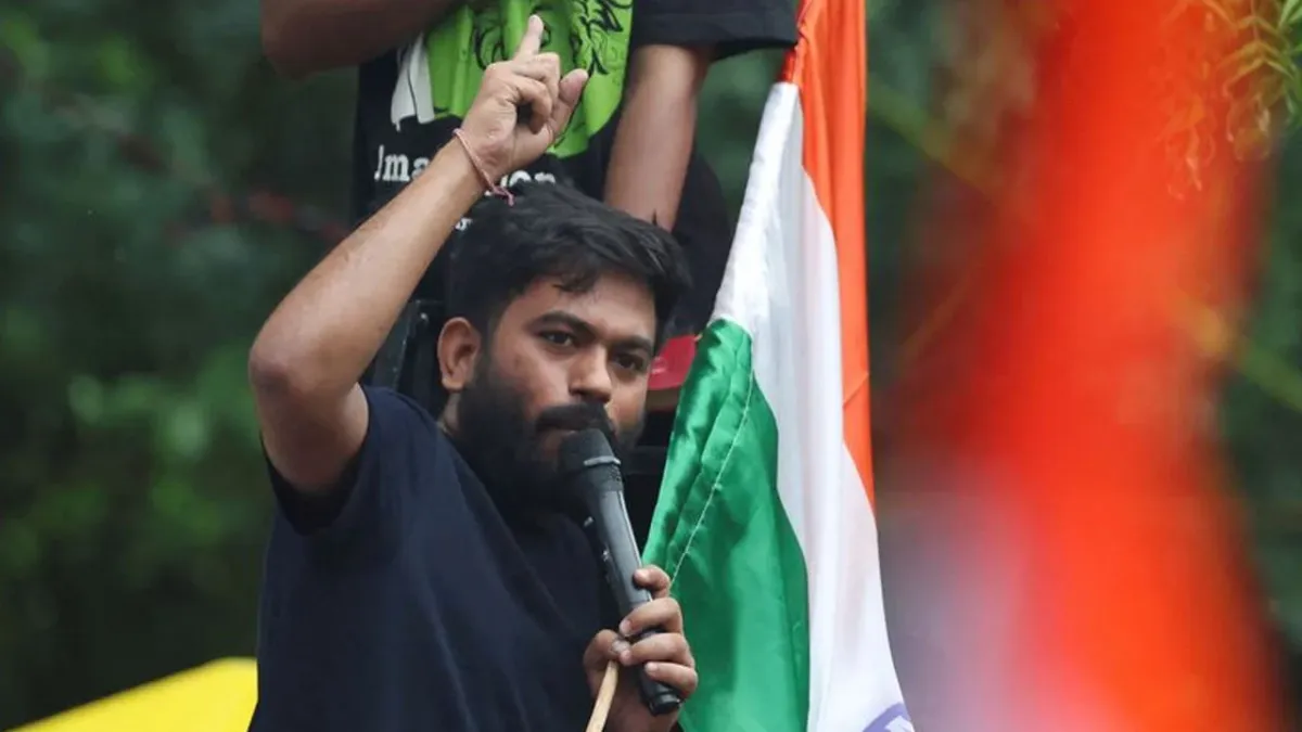 ‘ভারতে গোয়ালঘরে’ স্কুল দেখতে গিয়ে হামলার শিকার ককরোচ পার্টি