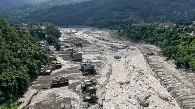 নেপাল-চীন সীমান্তে বন্যায় ১৫০০ নিখোঁজ, ৮০০ জনই বিদেশি