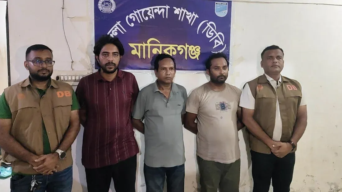 সরকারি অ্যাম্বুলেন্সে পাওয়া গেল দেড় হাজার ইয়াবা, চালকসহ গ্রেপ্তার ৩