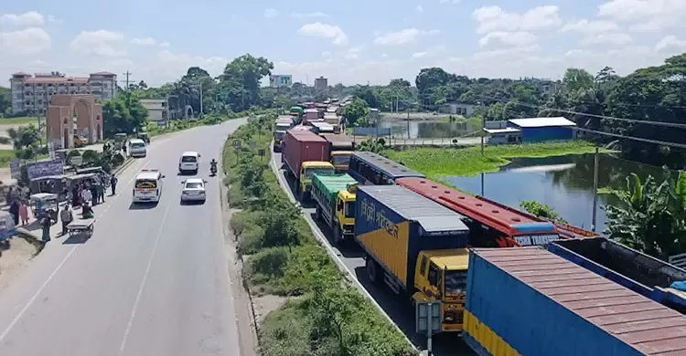 ঢাকা-চট্টগ্রাম মহাসড়কে দীর্ঘ যানজটে আটকে অ্যাম্বুলেন্সেই প্রাণ গেল রোগীর