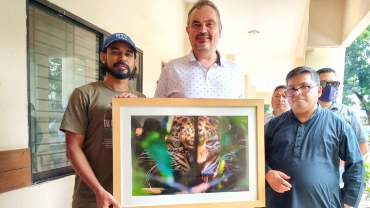 মার্কিন রাষ্ট্রদূতকে নিজের তোলা ছবি উপহার দিলেন ওয়াইল্ডলাইফ ফটোগ্রাফার ফিরোজ আল সাবা