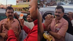 ঘুষ নেওয়ার অভিযোগে সরকারি কর্মকর্তাকে মেয়াদোত্তীর্ণ বিস্কুট মুখে গুঁজে দিল বিক্ষুব্ধ জনতা