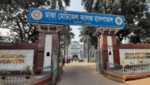 ঢামেকের প্রশাসনিক কর্মকর্তার বদলি নিয়ে হট্টগোল, কর্মচারীকে মারধরের অভিযোগ