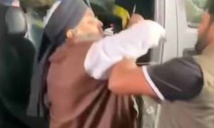এনসিপির সালাউদ্দিন তানভীরের ওপর ডিম নিক্ষেপ