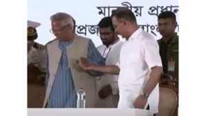হাত ধরে ড. ইউনূসকে পাশে বসালেন প্রধানমন্ত্রী