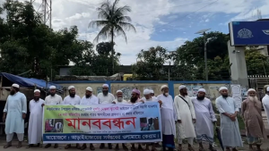 জমিয়ত নেতার বাড়িতে হামলা: আসামিদের গ্রেফতার দাবিতে থানার সামনে অবস্থান